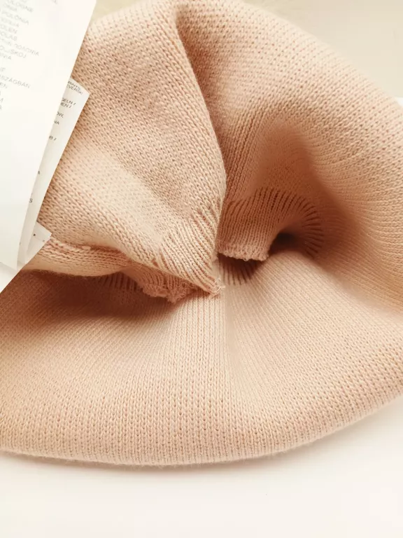 czapka-damska-zimowa-diverse-rozowa-z-pomponem-wzor-dominujacy-3766-1