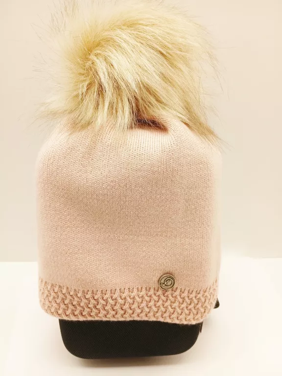 czapka-damska-zimowa-diverse-rozowa-z-pomponem-daszynskiego-22-wroclaw-gracja