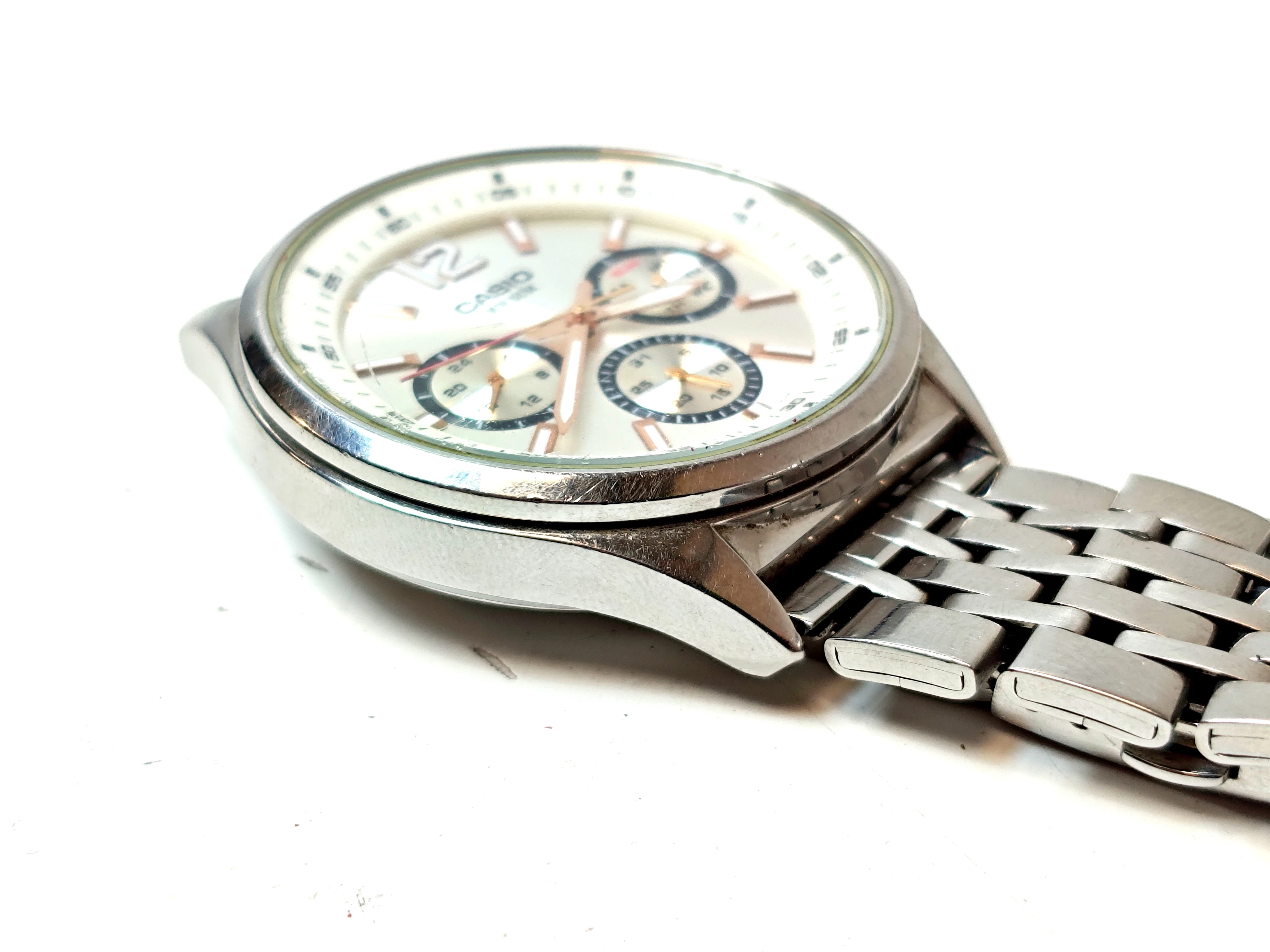 zegarek-casio-mtp-e303-troche-zarysowany-ksztalt-koperty-129223-2