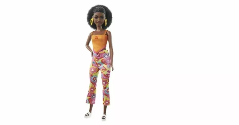 BARBIE FASHIONISTAS LALKA Z KRĘCONYMI WŁOSAMI NISKA HPF74 194735157495