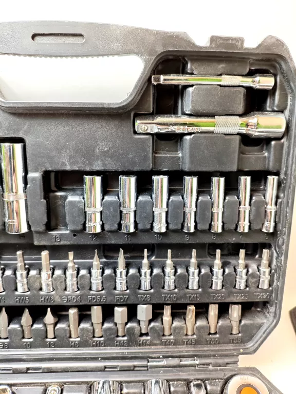 ZESTAW KLUCZY NEO TOOLS 86 PCS BRAKUJE NASADKI 13 I 17