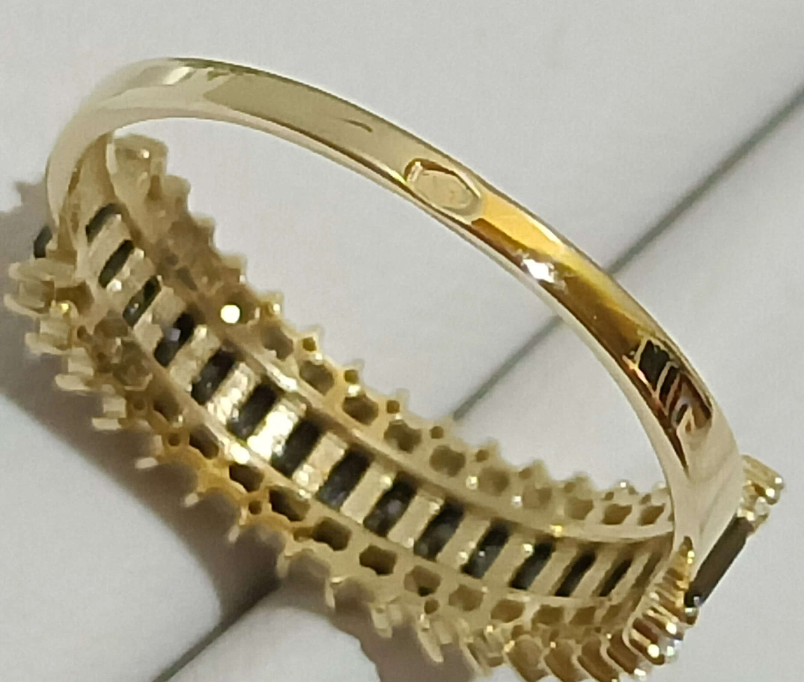 zloty-pierscionek-z-czarnymi-kamieniami-pr585-r16-rodzaj-2205-16