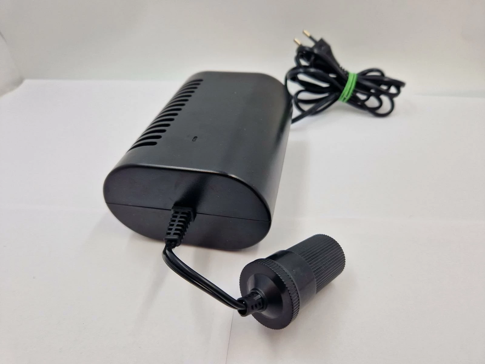 konwerter-ac-na-dc-adapter-gniazda-zapalniczki-napiecia-230v-na-12v-ean-gtin-4020716087993