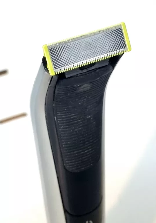 GOLARKA PHILIPS ONEBLADE PRO QP6520/20 Z ŁADOWARKĄ