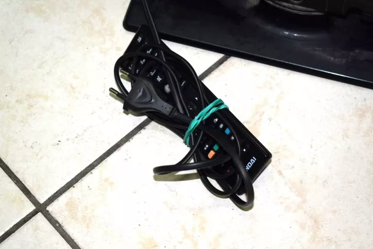 TELEWIZOR HYUNDAI 22 CALE FULL HD PILOT ZAPRASZAMY