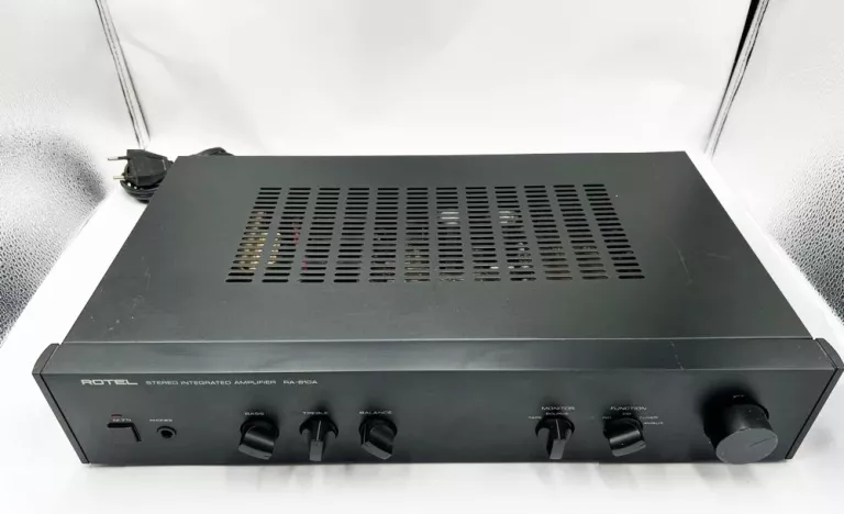 WZMACNIACZ ROTEL RA-810A