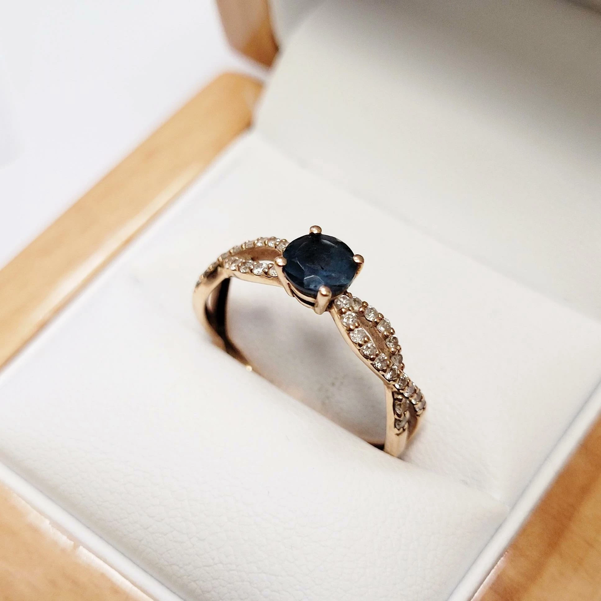 zloty-pierscionek-z-diamentami-i-topazem-yes-certyfikat-ean-gtin-5903772054187