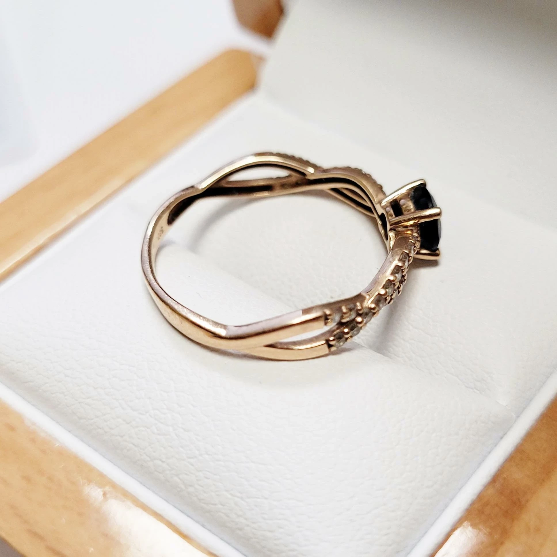 zloty-pierscionek-z-diamentami-i-topazem-yes-certyfikat-rodzaj-2205-16