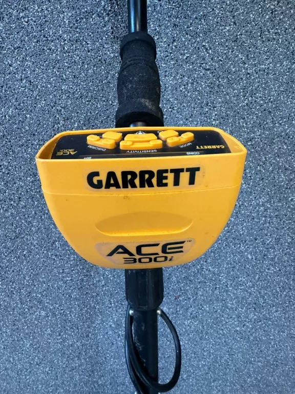 WYKRYWACZ METALU GARRETT ACE 300I + SŁUCHAWKI GARRETT PUDEŁKO