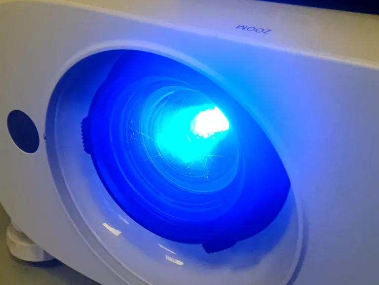 PROJEKTOR PANASONIC PT-VZ585 + PILOT + KABEL HDMI