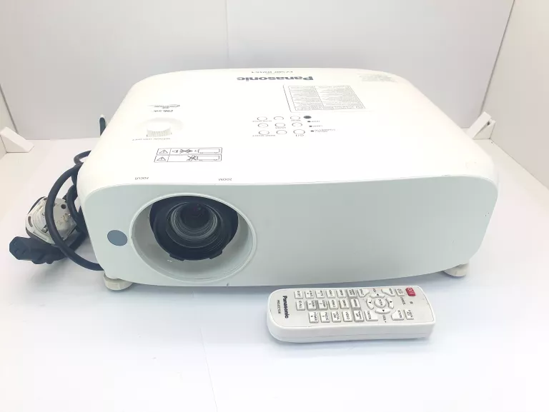 PROJEKTOR PANASONIC PT-VZ585 + PILOT + KABEL HDMI