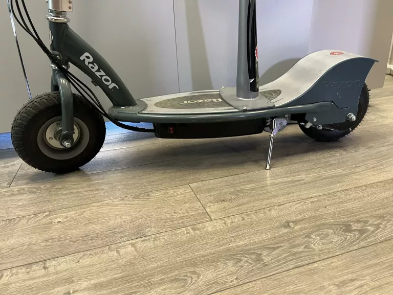 OPIS HULAJNOGA ELEKTRYCZNA RAZOR E300S +ŁADOWARKA