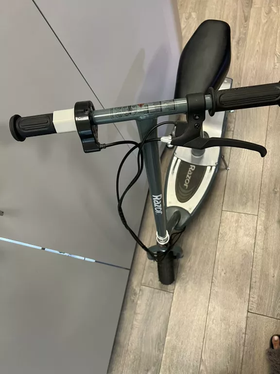 OPIS HULAJNOGA ELEKTRYCZNA RAZOR E300S +ŁADOWARKA
