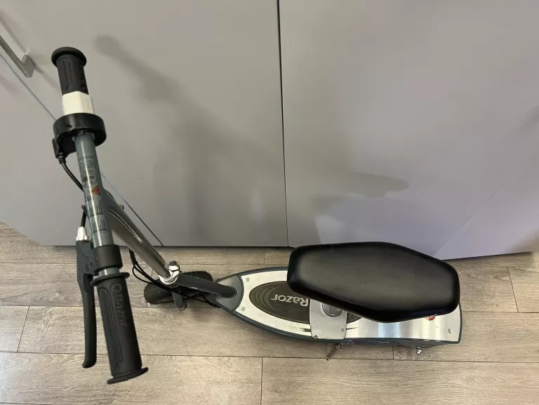 OPIS HULAJNOGA ELEKTRYCZNA RAZOR E300S +ŁADOWARKA