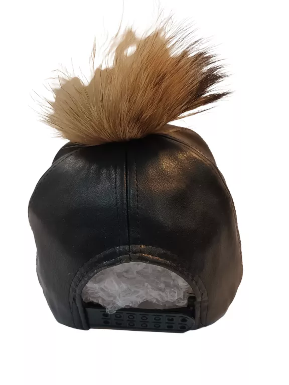 CZAPKA Z DASZKIEM I POPMPONEM GUESS