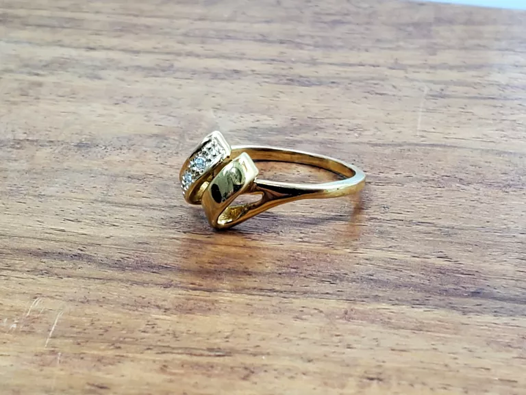 ZŁOTY PIERŚCIONEK 2 BRYLANTY 0,02 CT 333 1,85 G R12