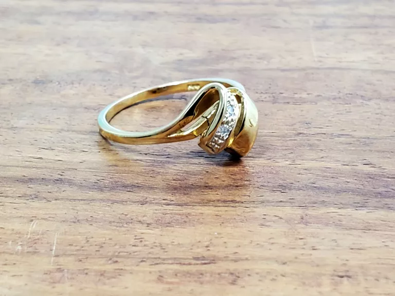 ZŁOTY PIERŚCIONEK 2 BRYLANTY 0,02 CT 333 1,85 G R12