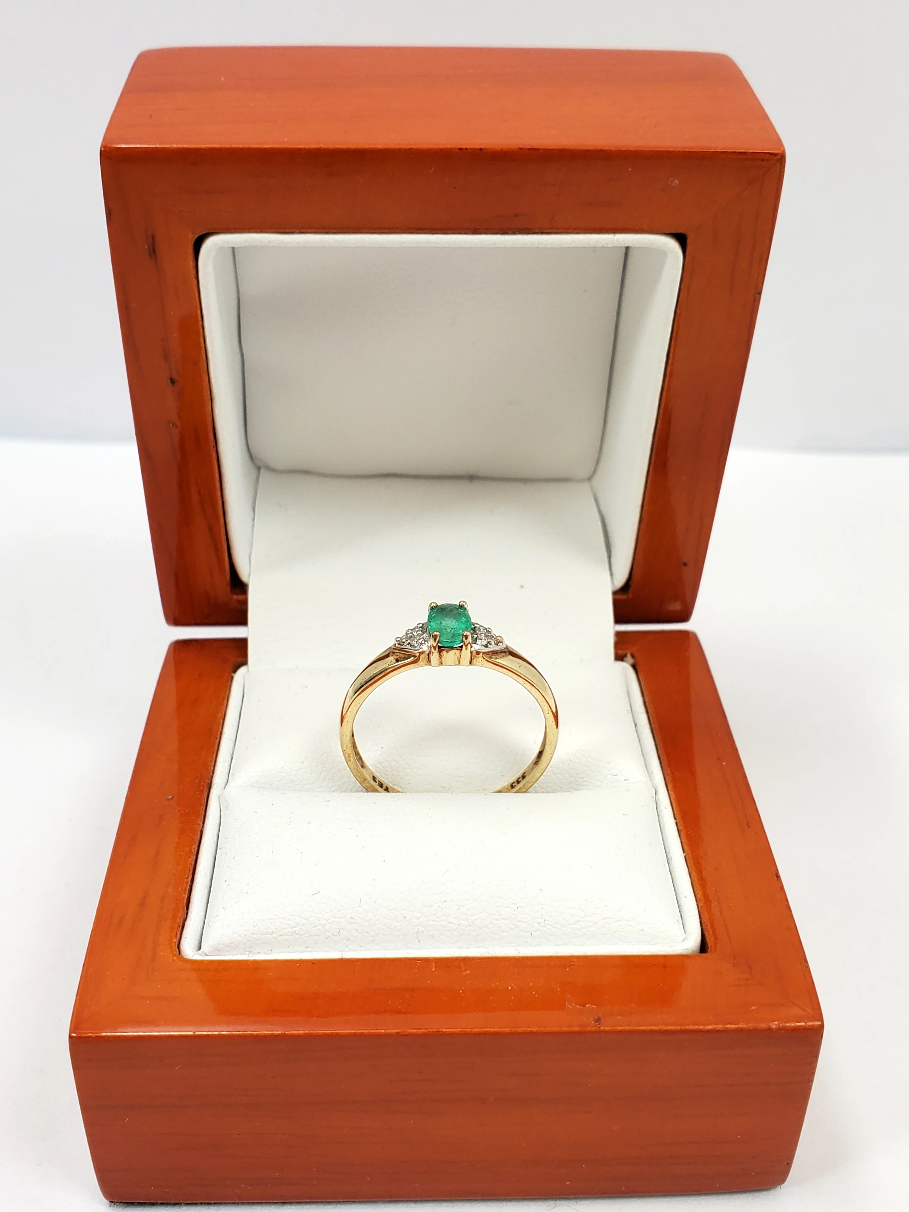 zloty-pierscionek-szmaragd-i-brylanty-05-003-ct-333-166-g-r-17-material-15835-2