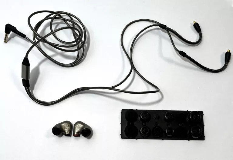 SŁUCHAWKI SENNHEISER IE 600 WRAZ Z ETUI I KABLEM PRZEWODZĄCYMI