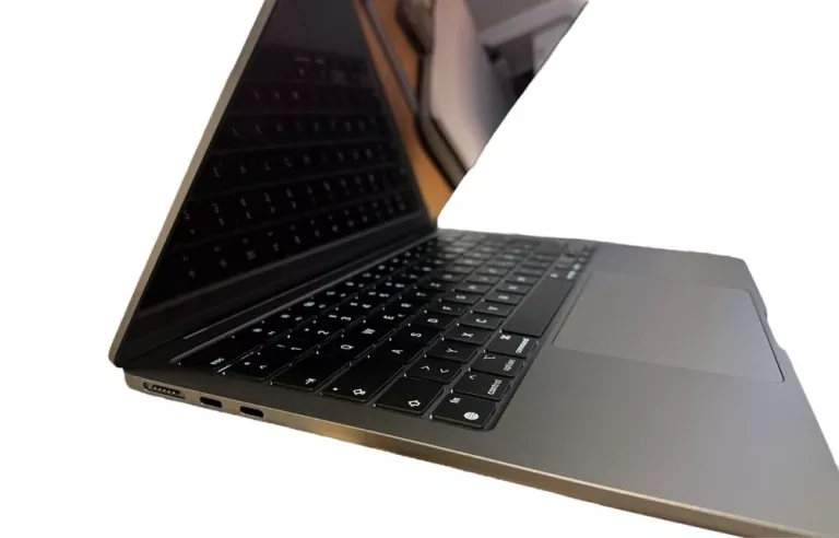 LAPTOP MACBOOK AIR 13 M3 CHIP / 8GB / 256 GB SSD