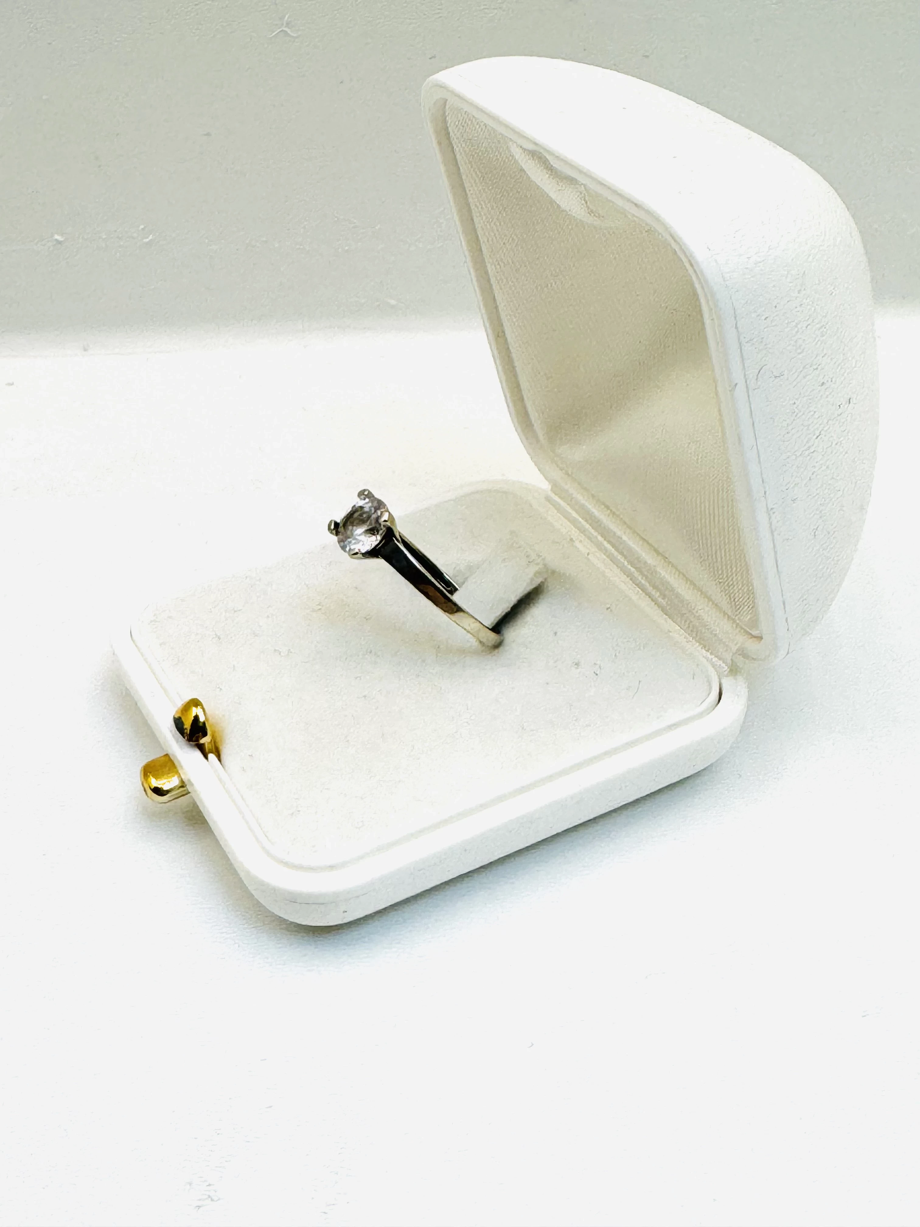 pierscionek-z-bialego-zlota-w163g-p585-r12-ean-gtin-5903772018844