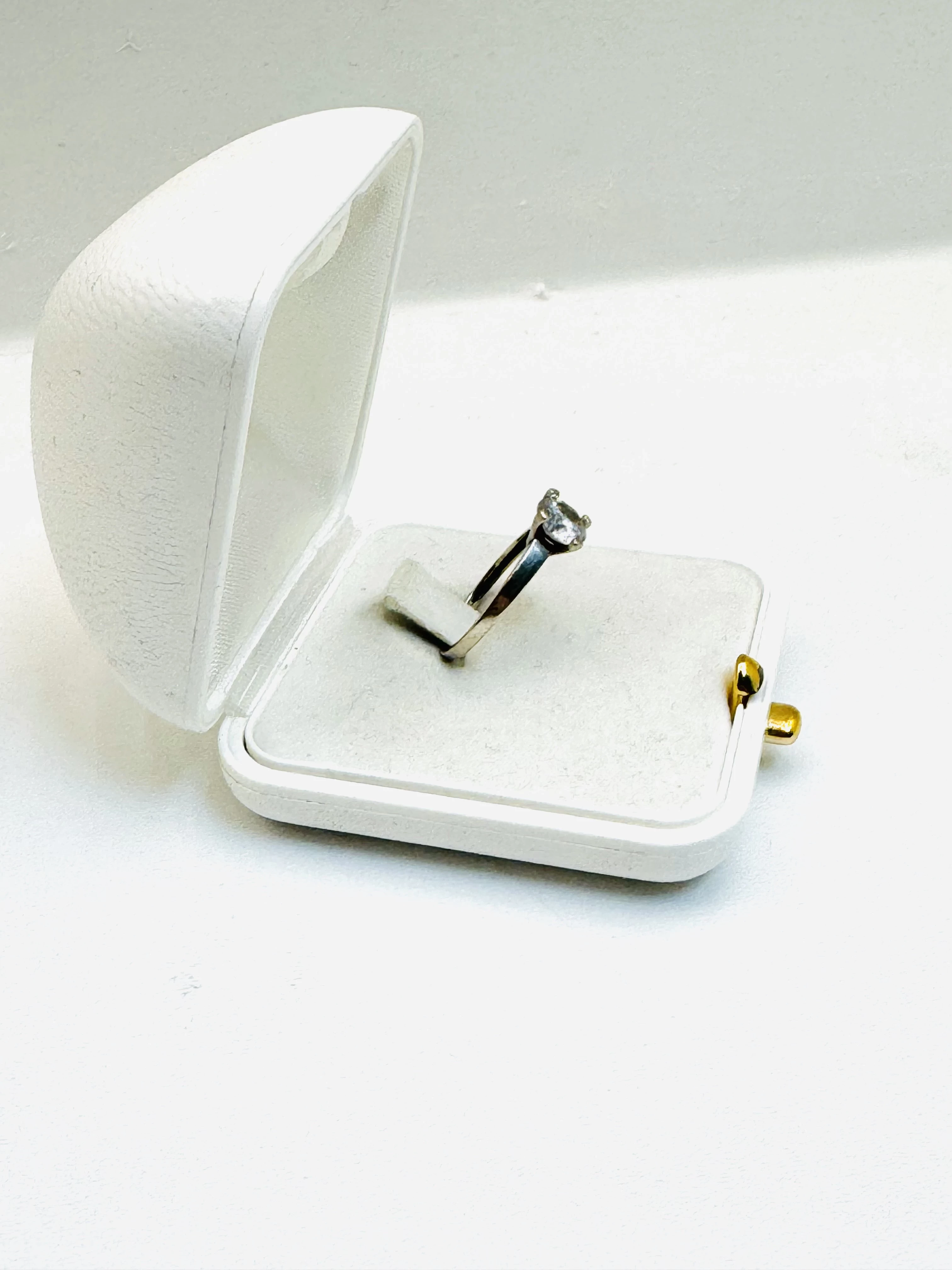 pierscionek-z-bialego-zlota-w163g-p585-r12-stan-11323-2