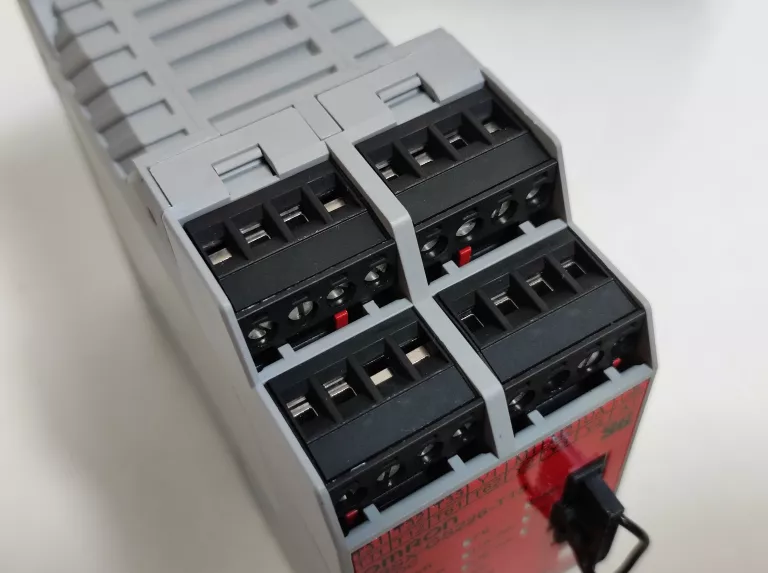 przekaznik-bezpieczenstwa-omron-g9sx-g226-t15-rt-okazja-stan-11323-2