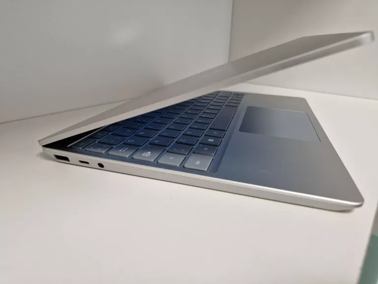LAPTOP MICROSOFT SURFACE GO 2 8GB/256 SSD KOMPLET + FV