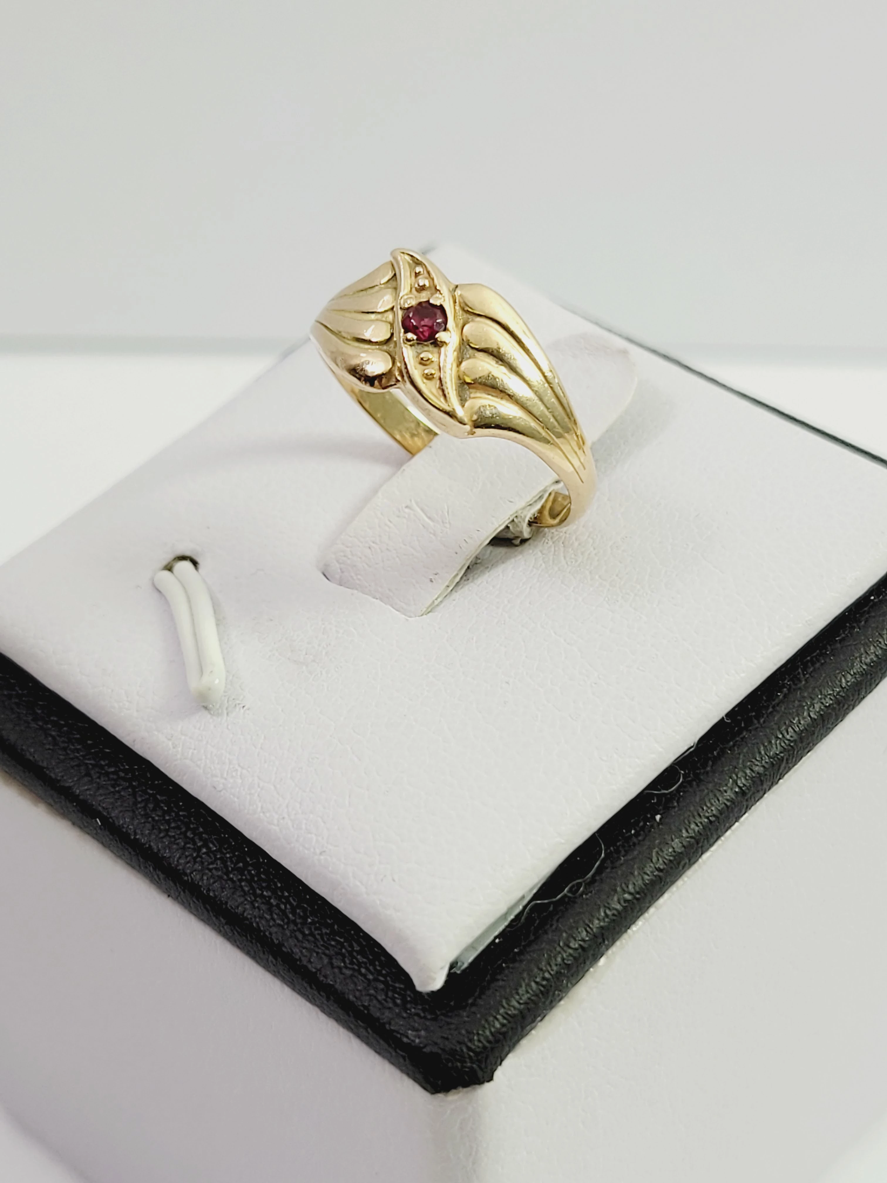 uroczy-zloty-pierscionek-z-rubinem-585-235g-r13-kolor-dominujacy-205826-225106