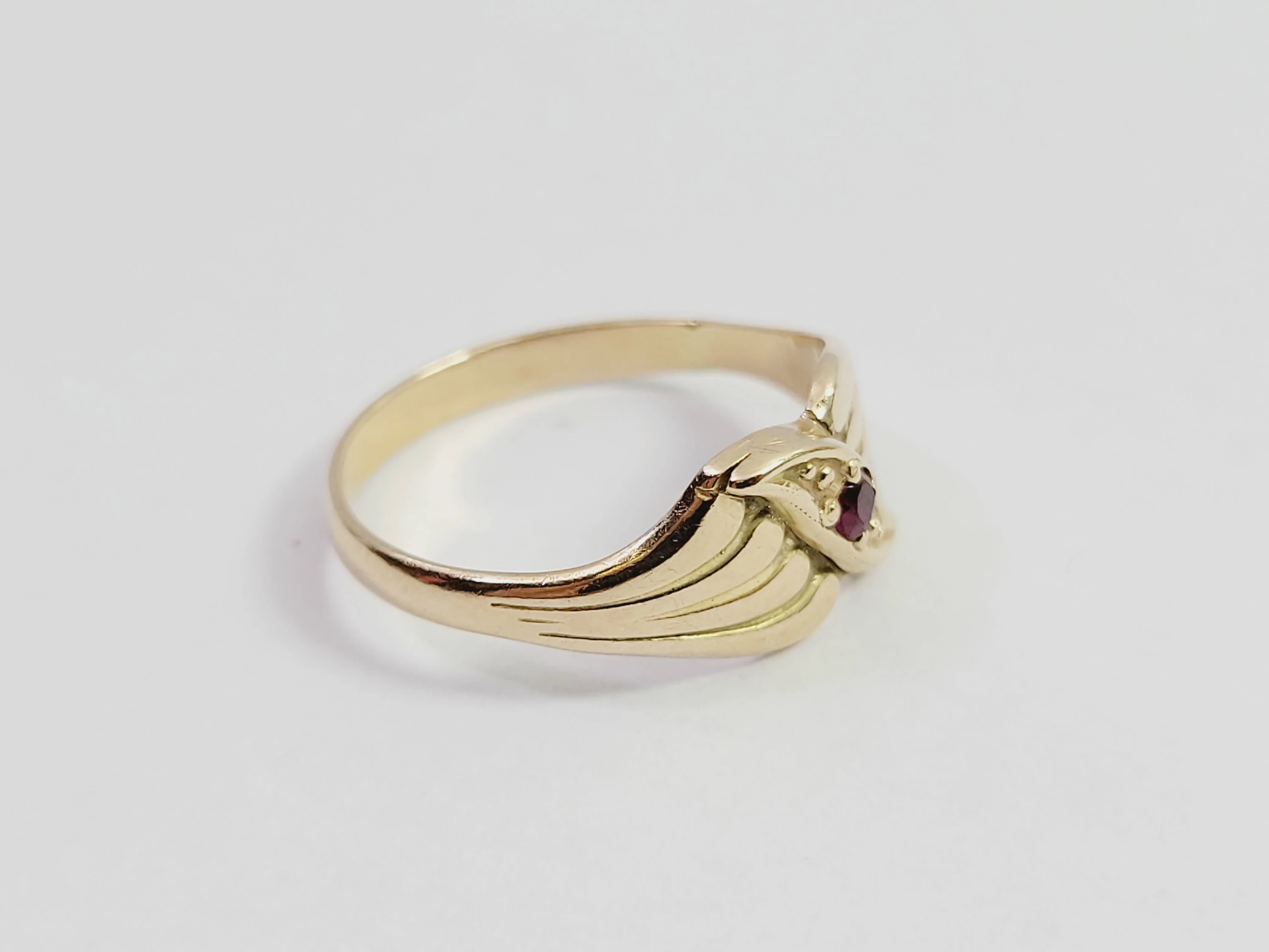 uroczy-zloty-pierscionek-z-rubinem-585-235g-r13-ean-gtin-5903772009019