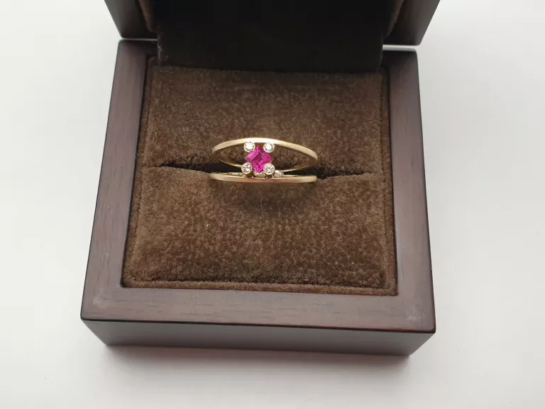 ZŁOTY PIERŚCIONEK DIAMENTAMI 2,19G 585 0,06CT