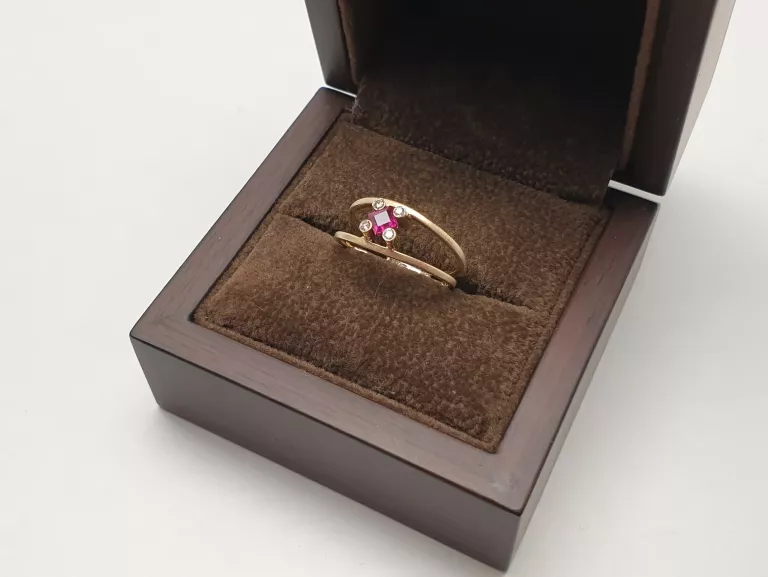 ZŁOTY PIERŚCIONEK DIAMENTAMI 2,19G 585 0,06CT