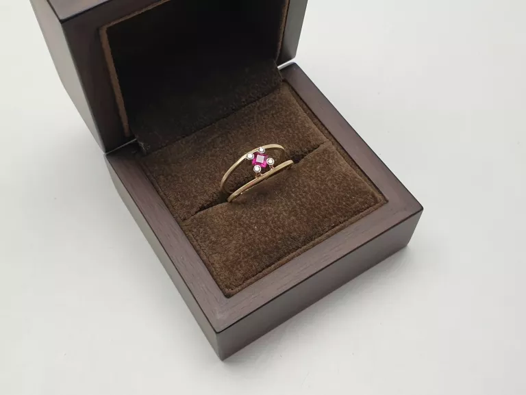 ZŁOTY PIERŚCIONEK DIAMENTAMI 2,19G 585 0,06CT