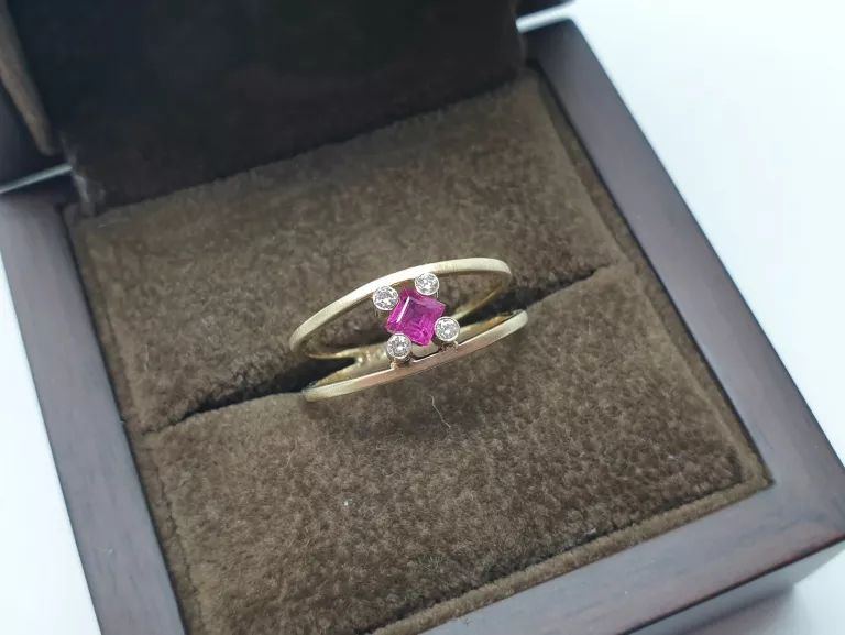 ZŁOTY PIERŚCIONEK DIAMENTAMI 2,19G 585 0,06CT