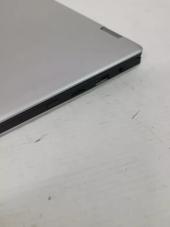 LAPTOP MEDION E3213 13,3 " INTEL PENTIUM QUAD-CORE 4 GB / 64 GB CZARNY LAD