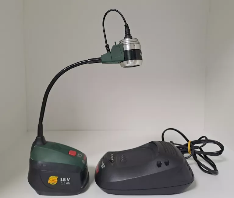 LAMPKA BOSCH PML LI + ŁADOWARKA