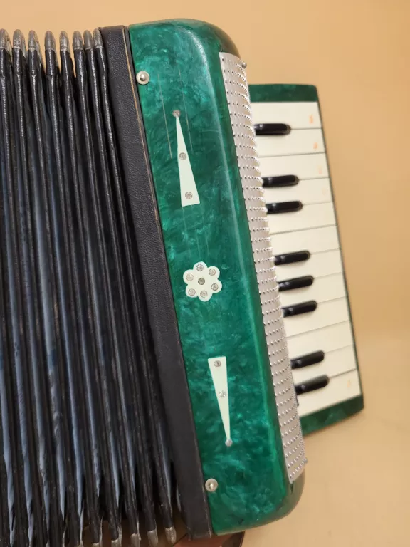 RADZIECKA MAŁA HARMONIA AKORDEON 12 BASÓW
