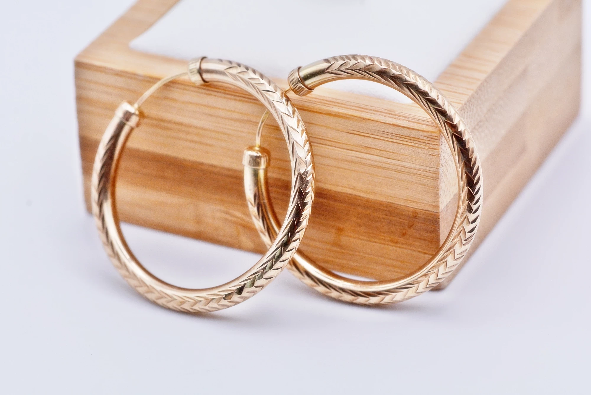 za007-piekne-zlote-kolczyki-duze-kola-z-tloczonym-wzorkiem-375-38mm-plac-3-maja-6-sj-luban-kamp