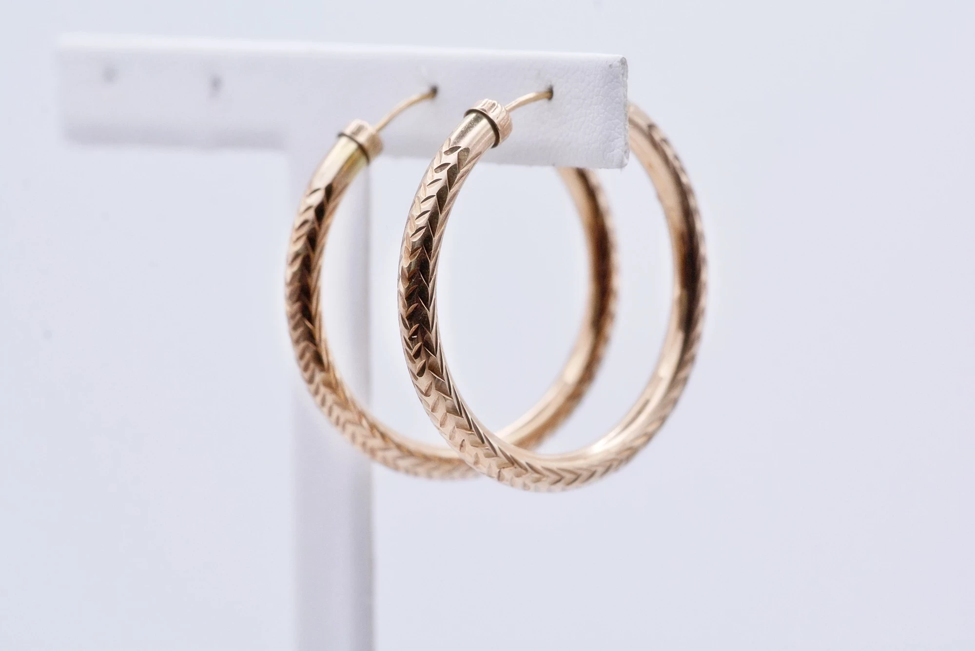 za007-piekne-zlote-kolczyki-duze-kola-z-tloczonym-wzorkiem-375-38mm-marka-226434-1704211