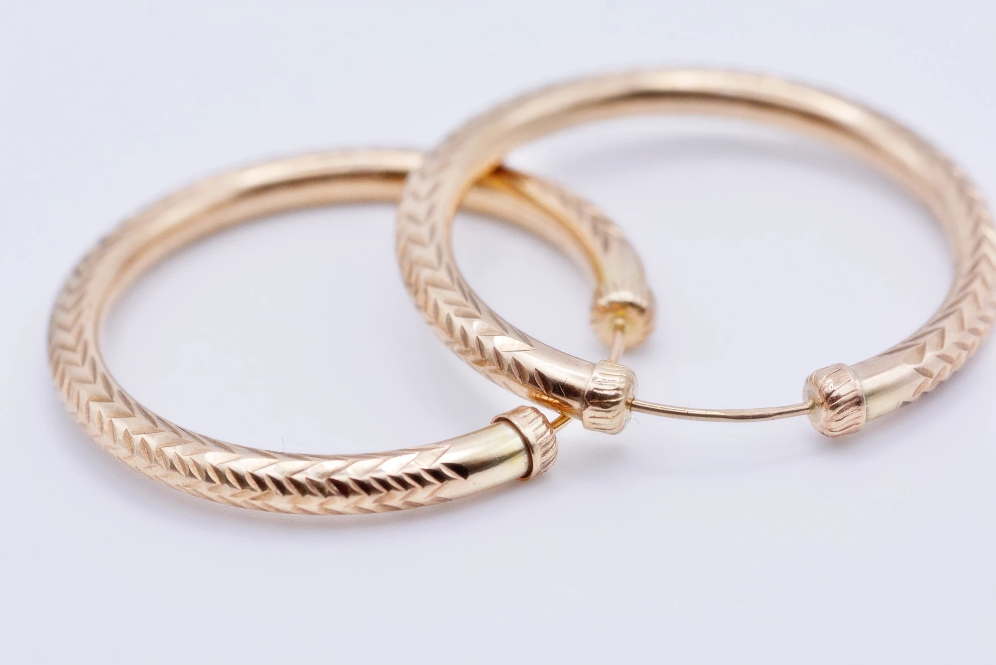 za007-piekne-zlote-kolczyki-duze-kola-z-tloczonym-wzorkiem-375-38mm-motyw-129129-14