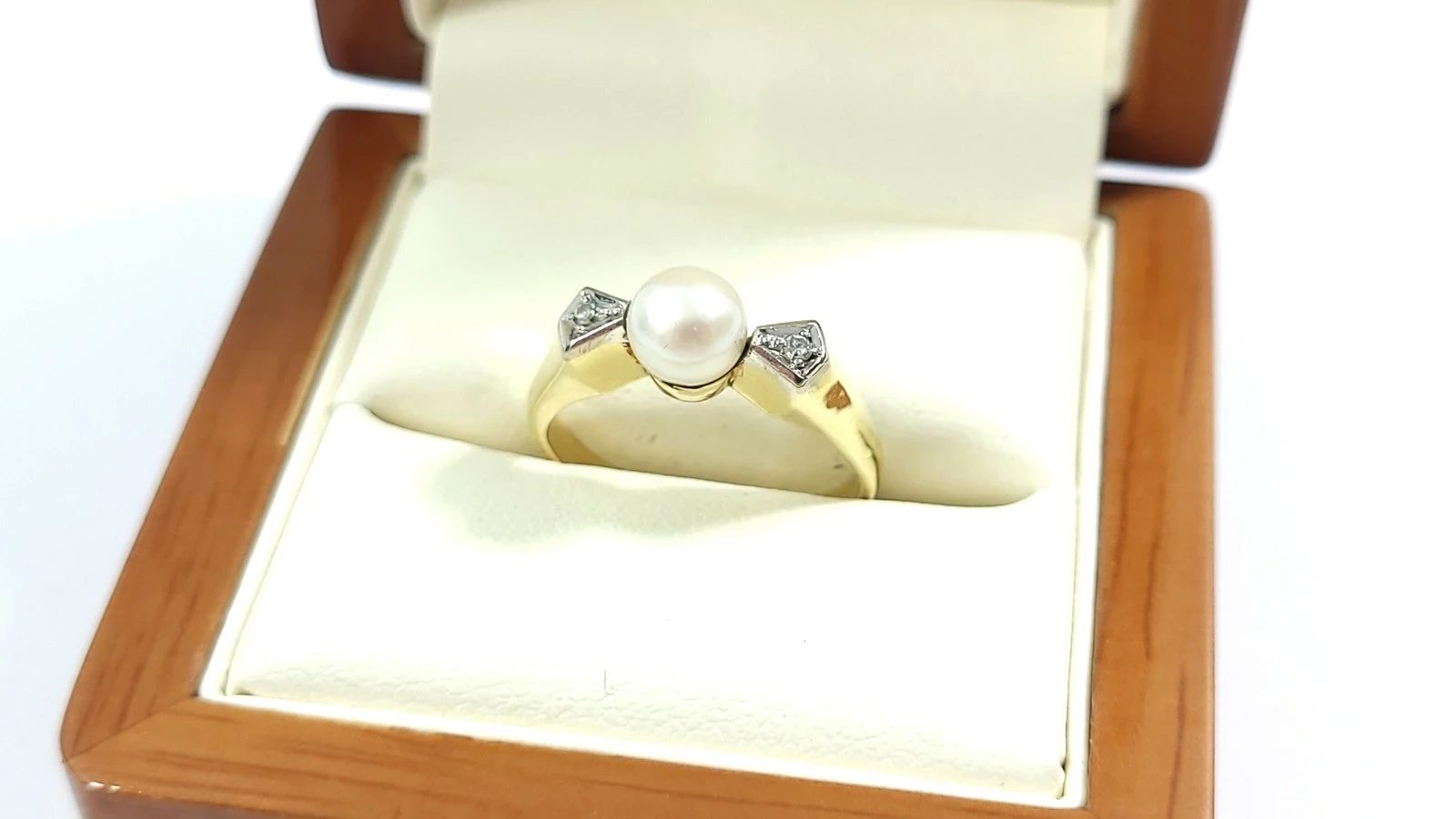 piekny-zloty-pierscionek-z-perla-i-brylantami-p585r15274g-ean-gtin-5900025389171