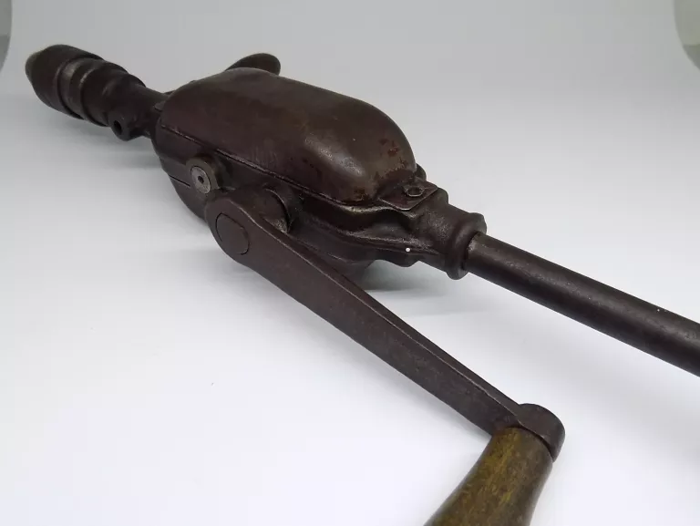 STARA WIERTARKA RĘCZNA NA KORBĘ DŁ. 46 CM