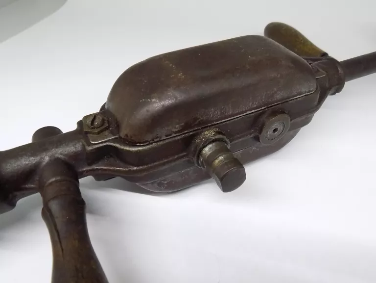 STARA WIERTARKA RĘCZNA NA KORBĘ DŁ. 46 CM