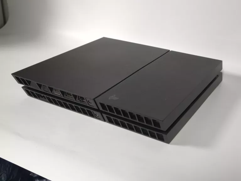 KONSOLA SONY PLAYSTATION 4 500GB Z GRAMI
