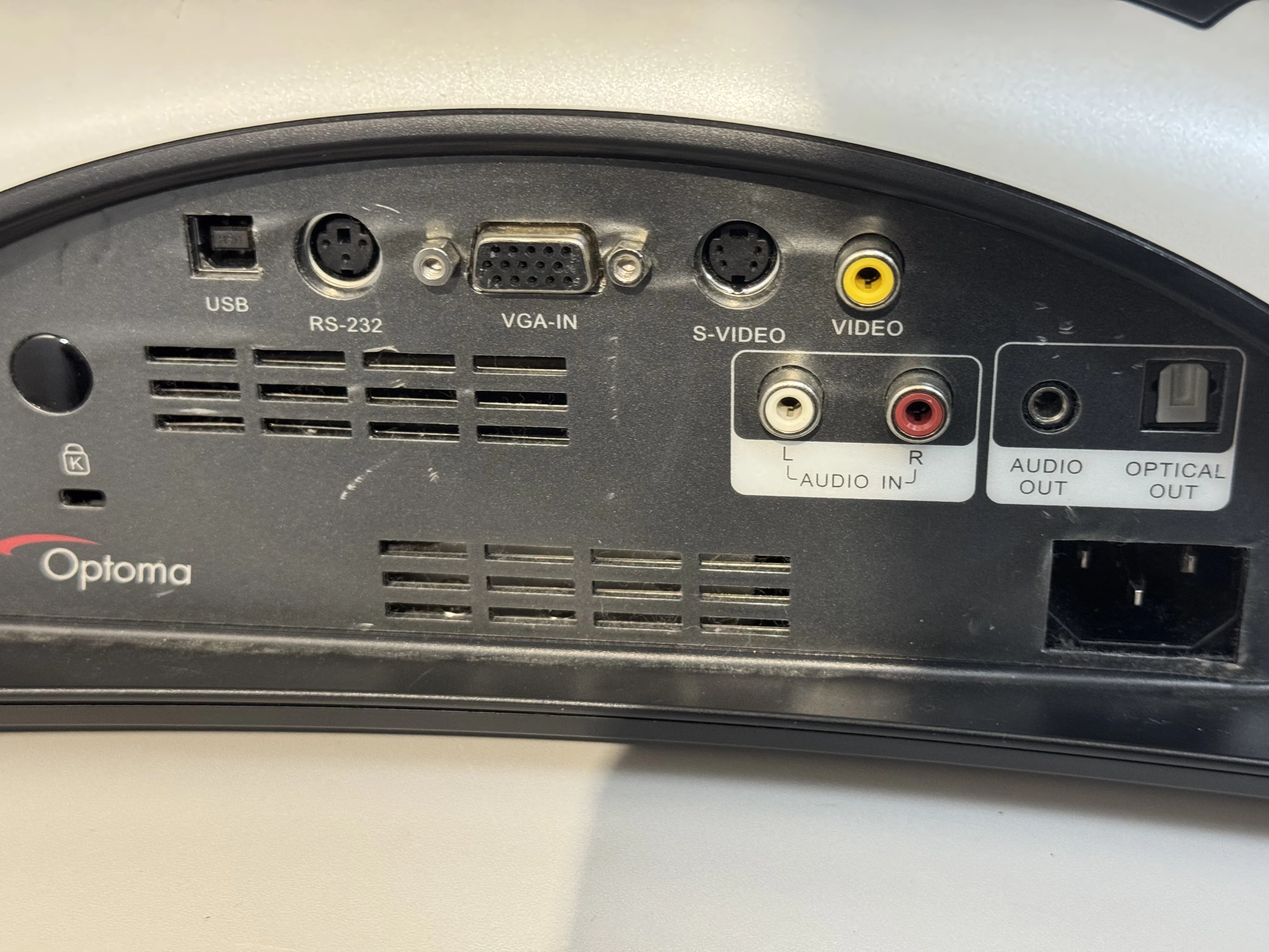 czytaj-opis-projektor-optoma-dv10-pilot-okablowaniepilotw-torbie-model-ms619st