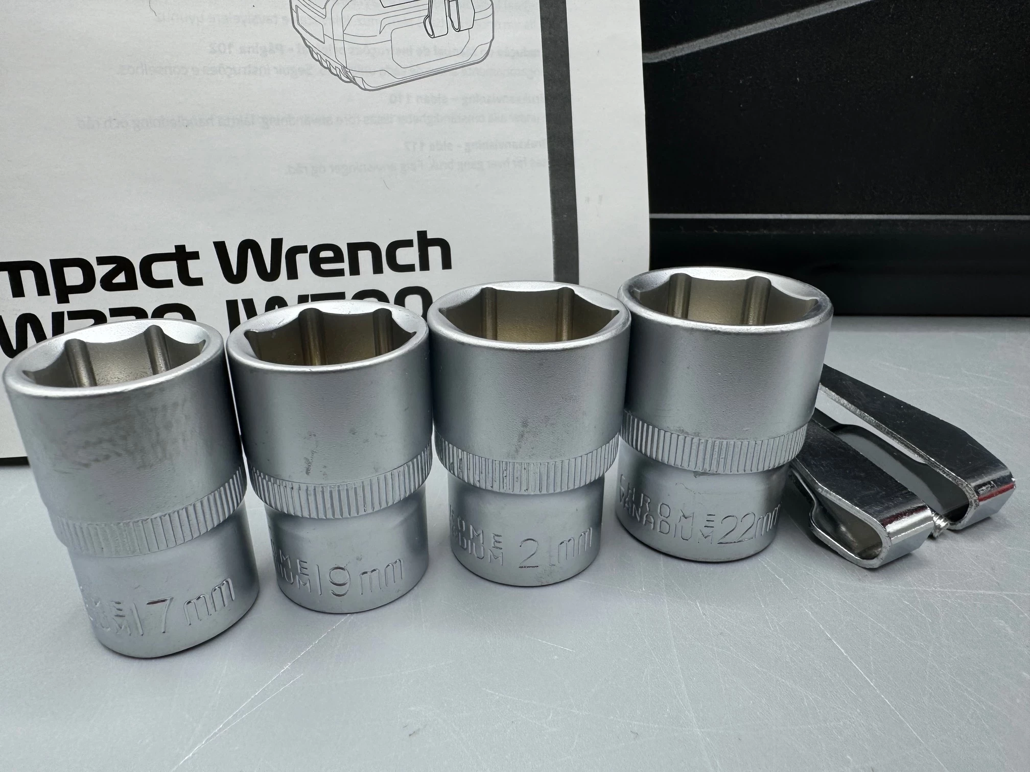 klucz-udarowy-do-kol-formula-1-nasadki-iw300-300-nm-20-v-bezszczotkowy-ean-gtin-4038373002259