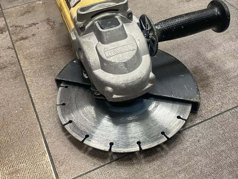 SZLIFIERKA KĄTOWA DEWALT D28492 2200W 230MM