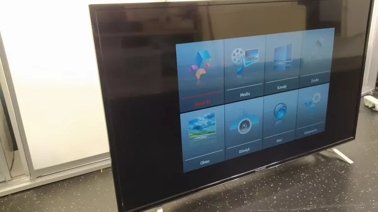 TELEWIZOR THOMSON 48 SMART TV ZAS PILOT