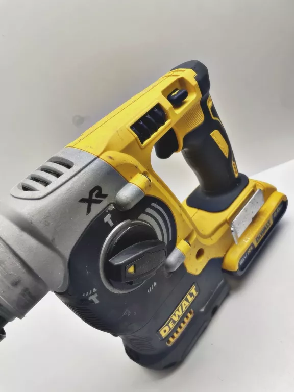 MŁOTOWIERTARKA DEWALT DCH 273 USZKODZONA