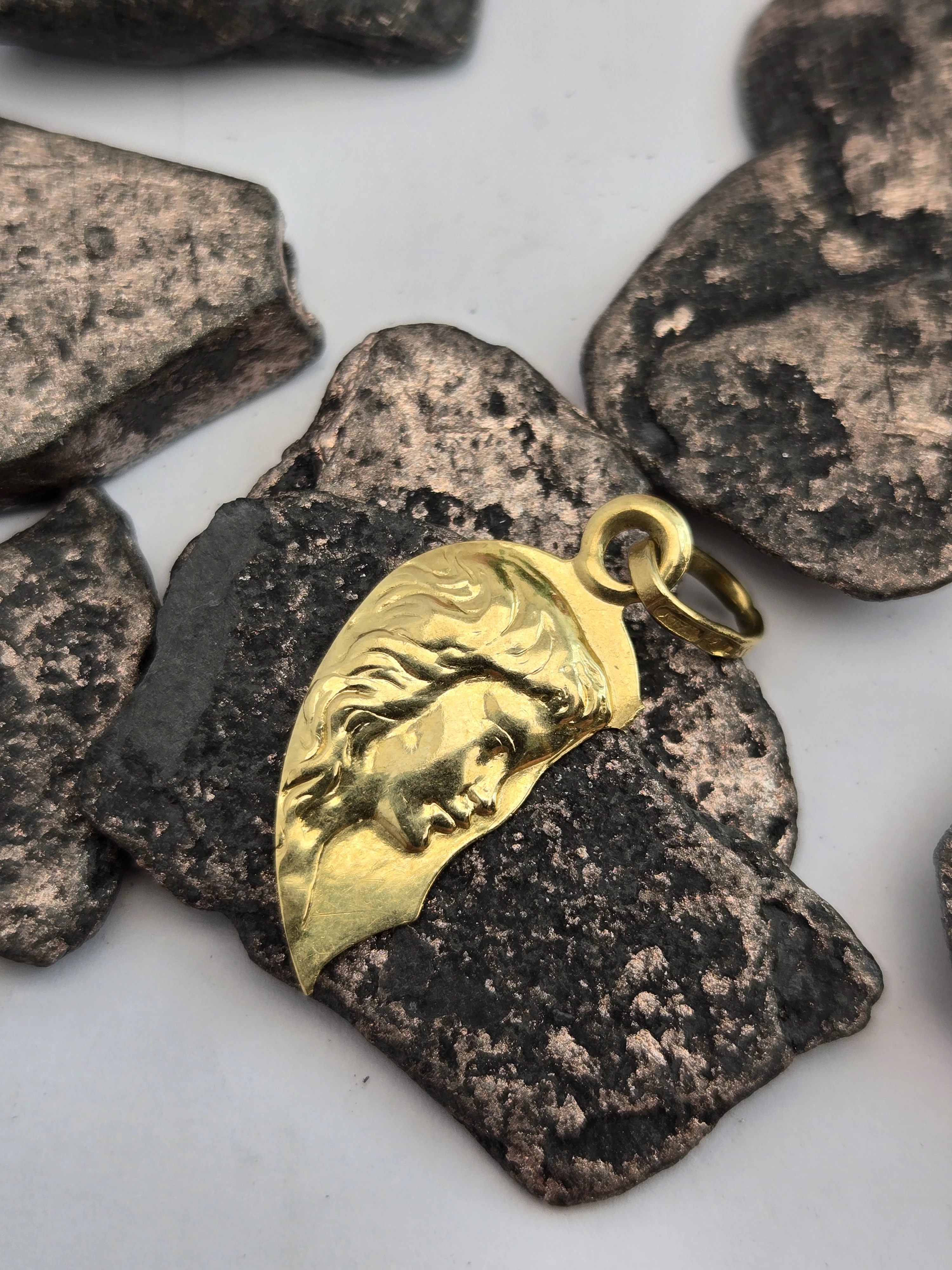 zlota-zawieszka-polowa-serca-z-wizerunkiem-kobiety-585-14k-marka-226434-1704211